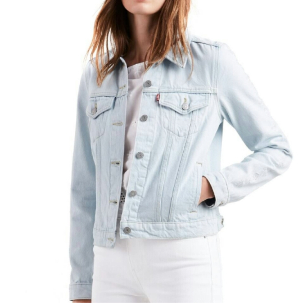 NWT Levi’s jean jacket w embossed flowers going down the sleeve Sz:XL